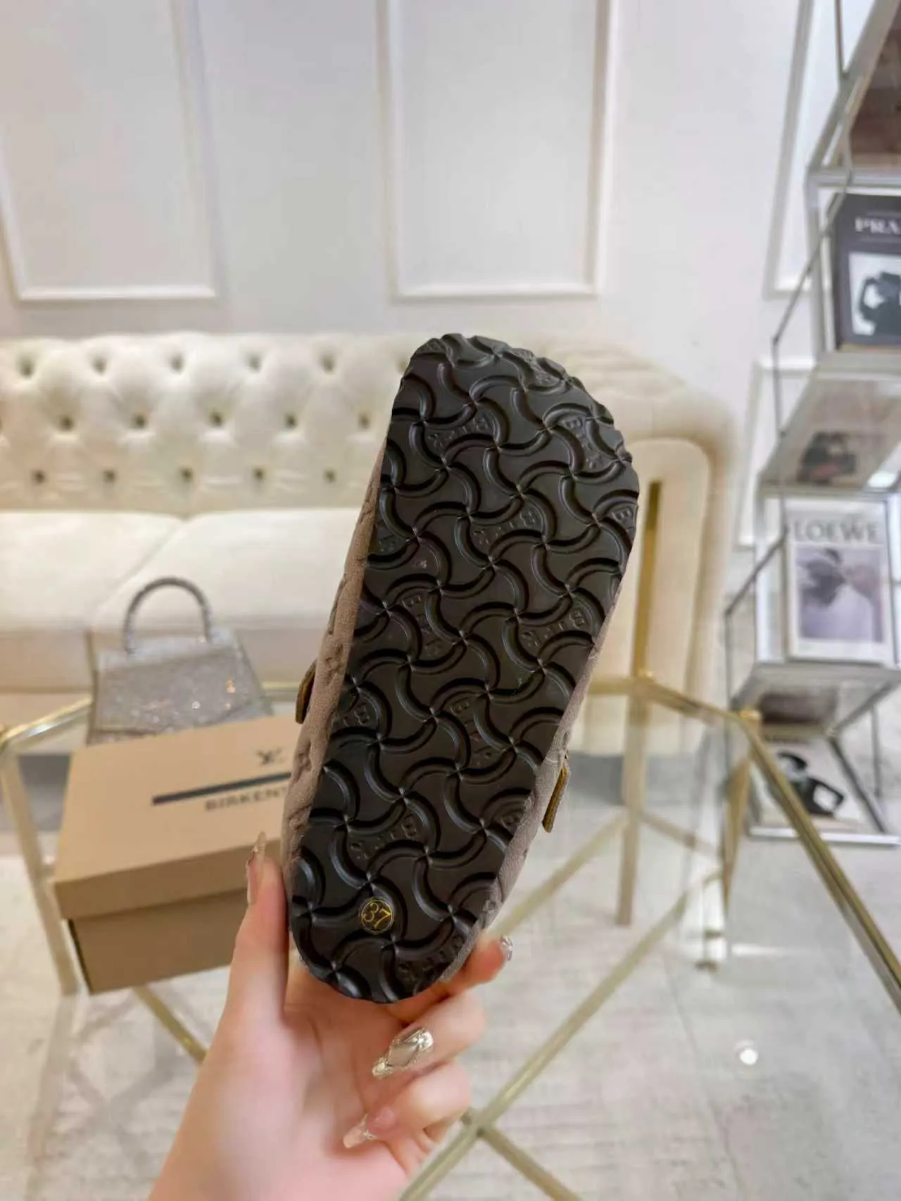 p600 ✨ LV wool slippers for couples｜Even the toes exude a sense of luxury ✨ We have achieved the ultimate restoration of the "high version" of this pair of LV classic Birkenstock slippers, with the mark of luxury in every detail. 👫 ▫️ Original jacquard with delicate cowhide leather, retro texture is at your fingertips; ▫️ 100% pure wool lining, wearing barefoot is like stepping on clouds, skin-friendly, breathable and not sweaty; ▫️ Three-dimensional toe cap + non-slip rubber sole, safe and secure when walking in the wind.  The belt buckle and presbyopia elements are embellished, revealing the aura of a big-name brand in a low-key manner. Whether it is on a date or out on the street, every step is like walking in the middle of a show.  Pair it with jeans for a lazy and casual look; with a coat and skirt, it will look elegant. With one pair of shoes, you can easily switch between multiple styles, and you never have to be deliberate about the sense of luxury.  #LVcouples #high-endwear #lightluxurylife #quality recommendation Fabric: classic presbyopia/imported sheepskin/classic jacquard fabric Lining: imported wool lining Sole: original rubber sole Size: Female 35-41 Male 38-46